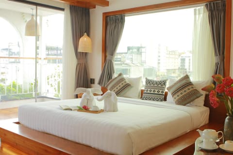 Bed, View (from property/room), Balcony/Terrace, Photo of the whole room, Seating area, Bedroom