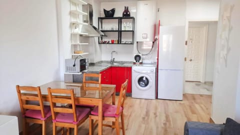 Coffee/tea facilities, Kitchen or kitchenette, Dining area, minibar, stove, washing machine