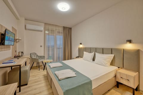 Bed, TV and multimedia, Photo of the whole room, Bedroom, air conditioner