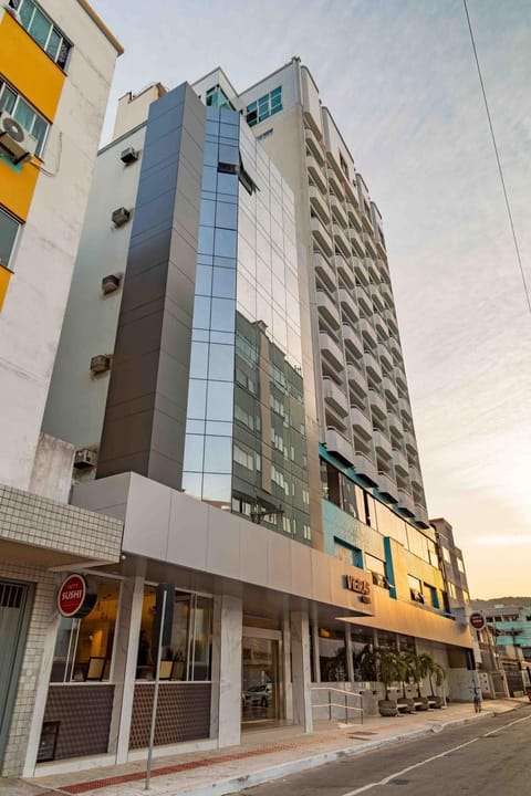 Property building, Nearby landmark, Facade/entrance, Property logo or sign, Street view, group of guests