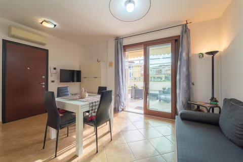 Communal lounge/ TV room, TV and multimedia, Kitchen or kitchenette, Living room, Dining area, air conditioner