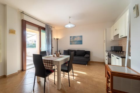 Kitchen or kitchenette, Living room, Seating area, Dining area, minibar, pet friendly, stove