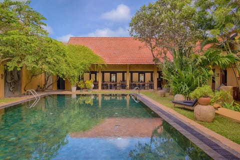 Restaurant/places to eat, Day, Garden, Swimming pool