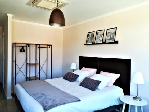 Bed, Day, Photo of the whole room, Decorative detail, Bedroom, On site, air conditioner