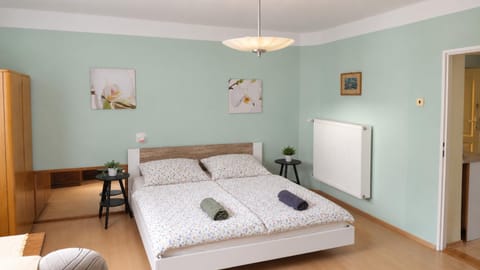 Photo of the whole room, Bedroom, wardrobe