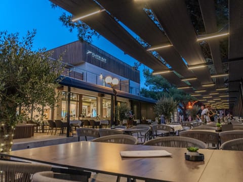 Property building, Restaurant/places to eat, Lounge or bar