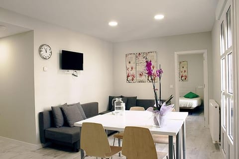 TV and multimedia, Seating area, Dining area