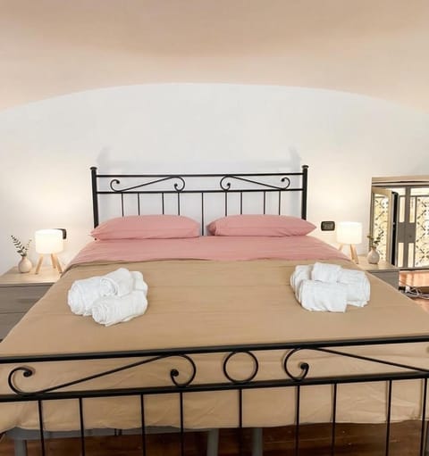 Bed, Bedroom, towels