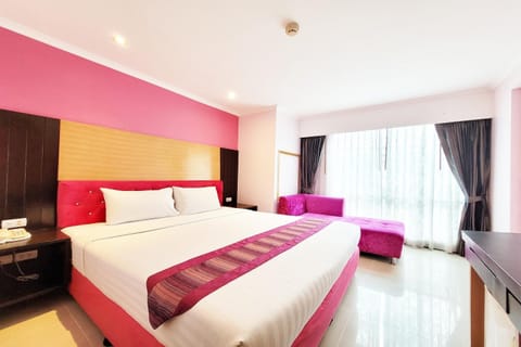 Bed, TV and multimedia, Photo of the whole room, Seating area, Bedroom