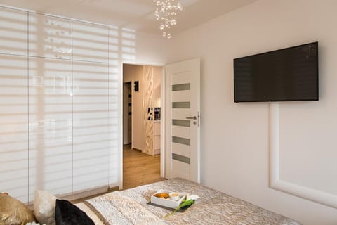 TV and multimedia, Balcony/Terrace, Seating area, Bedroom