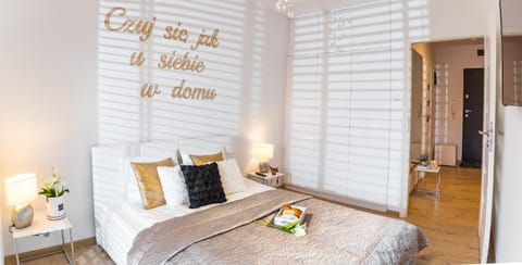 Bed, TV and multimedia, Balcony/Terrace, Seating area, Bedroom