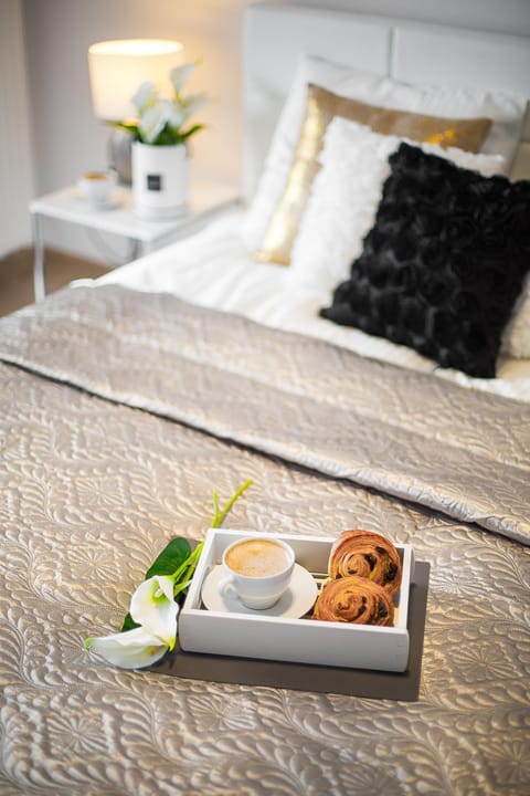 Bed, Decorative detail, Seating area, Bedroom