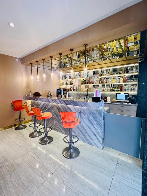 Lounge or bar, Food and drinks, Drinks