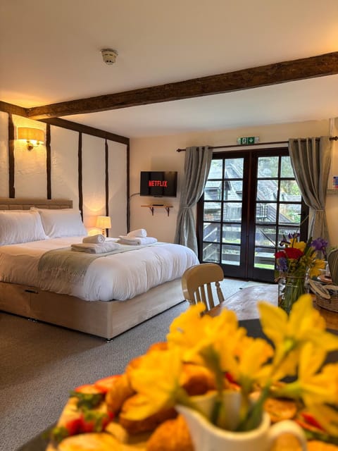 Bed, TV and multimedia, Living room, Seating area, Bedroom