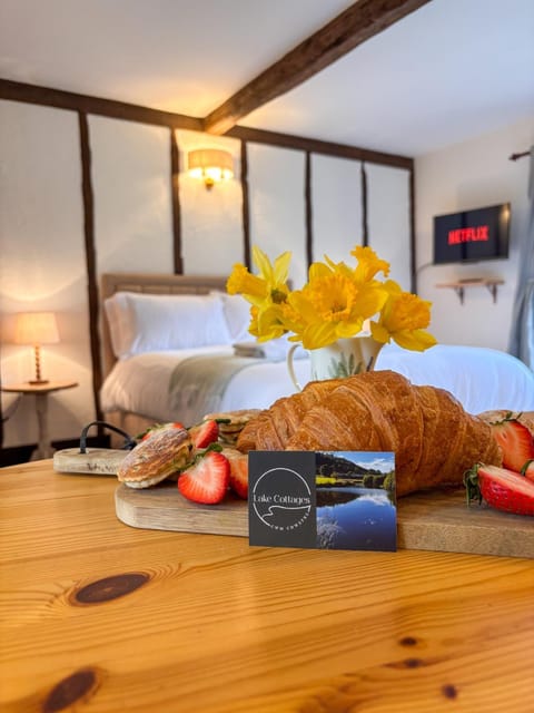 Bed, TV and multimedia, Photo of the whole room