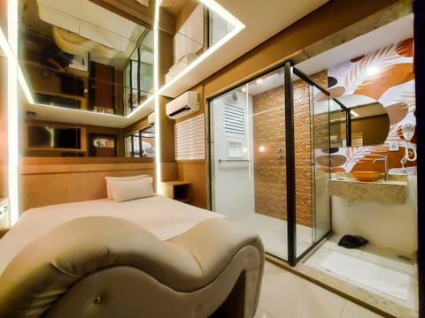Bed, Bathroom, Photo of the whole room, Bedroom, air conditioner