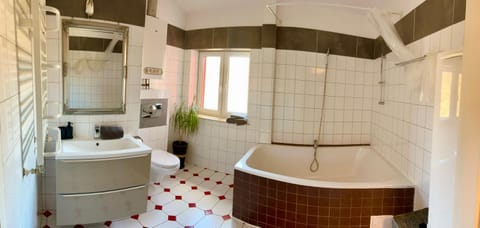 LAS SŁUPSKI PREMIUM PANORAMIC APARTAMENT NR8 Wifi Netflix Smart TV55 pełna kuchnia sypialnia salon kąpielowy dwuosobowa wanna TV w łazience Apartment in Pomeranian Voivodeship