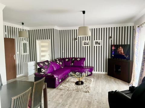 LAS SŁUPSKI PREMIUM PANORAMIC APARTAMENT NR8 Wifi Netflix Smart TV55 pełna kuchnia sypialnia salon kąpielowy dwuosobowa wanna TV w łazience Apartment in Pomeranian Voivodeship