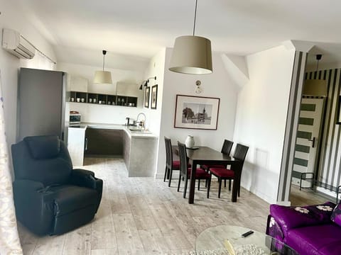 LAS SŁUPSKI PREMIUM PANORAMIC APARTAMENT NR8 Wifi Netflix Smart TV55 pełna kuchnia sypialnia salon kąpielowy dwuosobowa wanna TV w łazience Apartment in Pomeranian Voivodeship