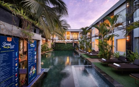 Property building, Night, Garden, Lounge or bar, Seating area, Area and facilities, Area and facilities, Swimming pool, sunbed
