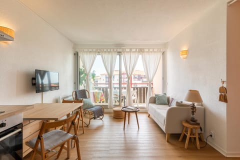 TV and multimedia, Kitchen or kitchenette, Living room, Seating area, Dining area