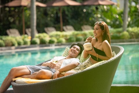 Restaurant/places to eat, People, Swimming pool