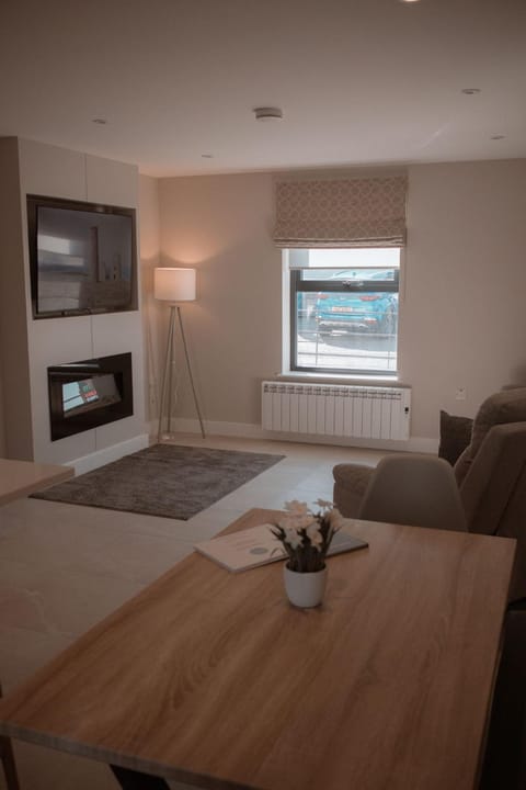 TV and multimedia, Living room, Seating area, Dining area, fireplace