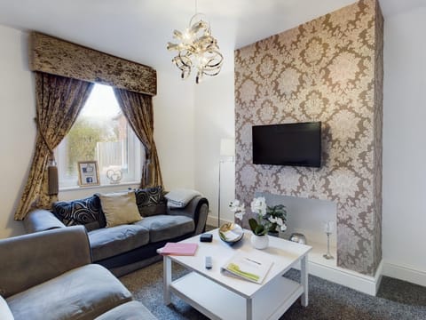 TV and multimedia, Living room, Seating area, Evening entertainment