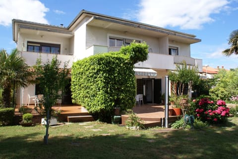Property building, Patio, Facade/entrance, Garden, Balcony/Terrace, On site