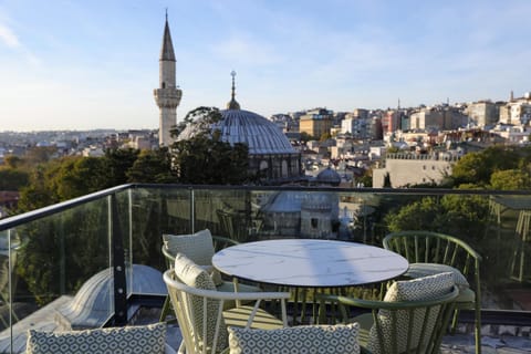 Property building, Patio, Nearby landmark, Restaurant/places to eat, Day, Natural landscape, View (from property/room), Balcony/Terrace, On site, City view