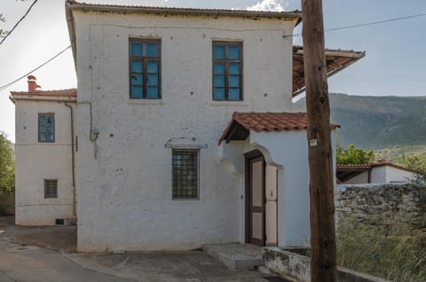 Colourfull Stone House House in Leonidio