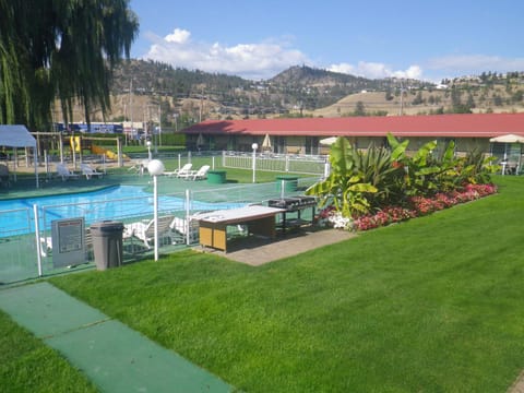 Property building, Day, Natural landscape, Garden, Garden view, Mountain view, Pool view, Swimming pool