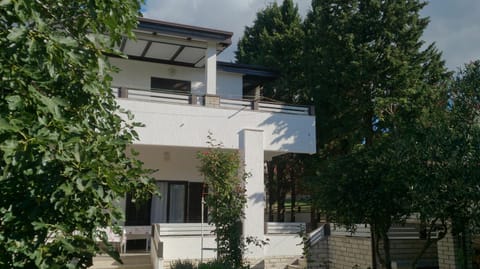 Property building, Facade/entrance, Day, Summer, Garden, Balcony/Terrace, On site
