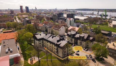 Neighbourhood, On site, Location