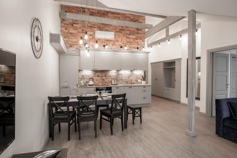 Kitchen or kitchenette, Photo of the whole room, Dining area