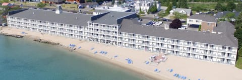 Hamilton Inn Select Beachfront Mackinaw City Hotel in Mackinaw City