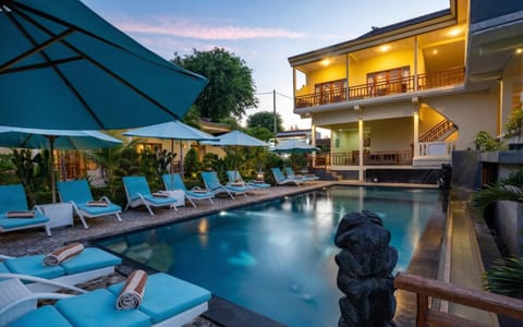 Property building, Patio, View (from property/room), Balcony/Terrace, Pool view, Swimming pool, sunbed