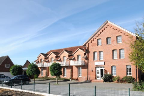Facade/entrance, Spring, Day, On site, Street view