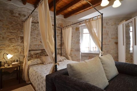 Bed, Photo of the whole room, Seating area, Bedroom