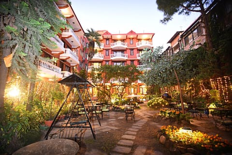Property building, Restaurant/places to eat, Garden, Garden view