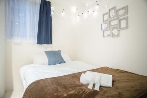 Bed, Photo of the whole room, towels