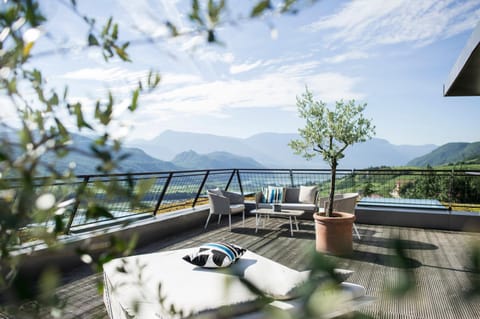 Balcony/Terrace, Banquet/Function facilities, Lake view, Mountain view