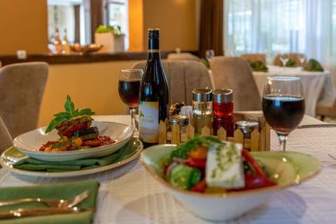 Restaurant/places to eat, Food and drinks, Seating area, Food, Drinks, Time of day