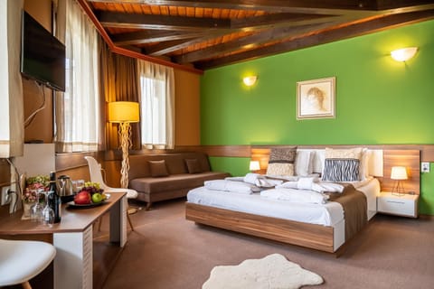 Bed, TV and multimedia, Photo of the whole room, Bedroom, towels