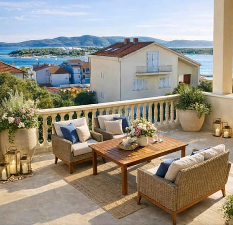 Coffee/tea facilities, View (from property/room), Balcony/Terrace, Sea view