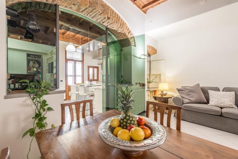 Kitchen or kitchenette, Living room, Seating area, Dining area