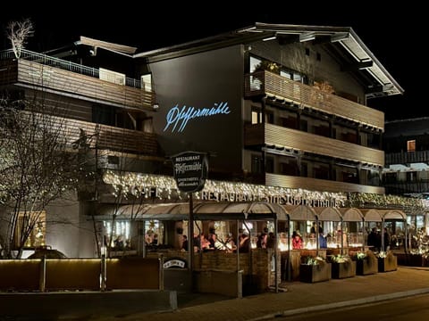 Property building, Restaurant/places to eat, Night