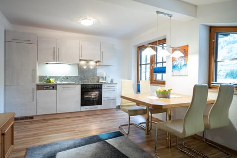 Coffee/tea facilities, Kitchen or kitchenette, Living room, Seating area, Dining area