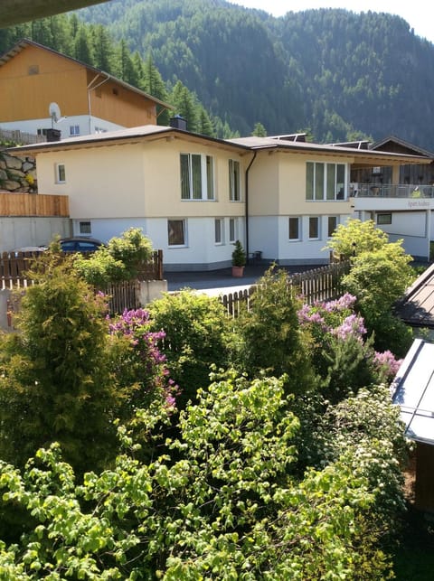 Property building, Natural landscape, Summer, On site, Mountain view, Family