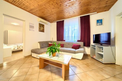 Communal lounge/ TV room, TV and multimedia, Living room, Seating area